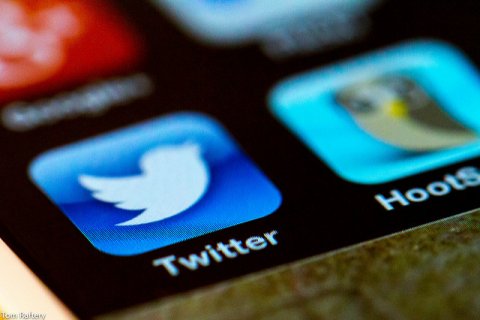 Twitter Picture of a twitter icon on a smartphone