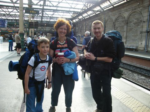 Passengers at Edinburgh Waverley Photo of passengers at Edinburgh Waverley